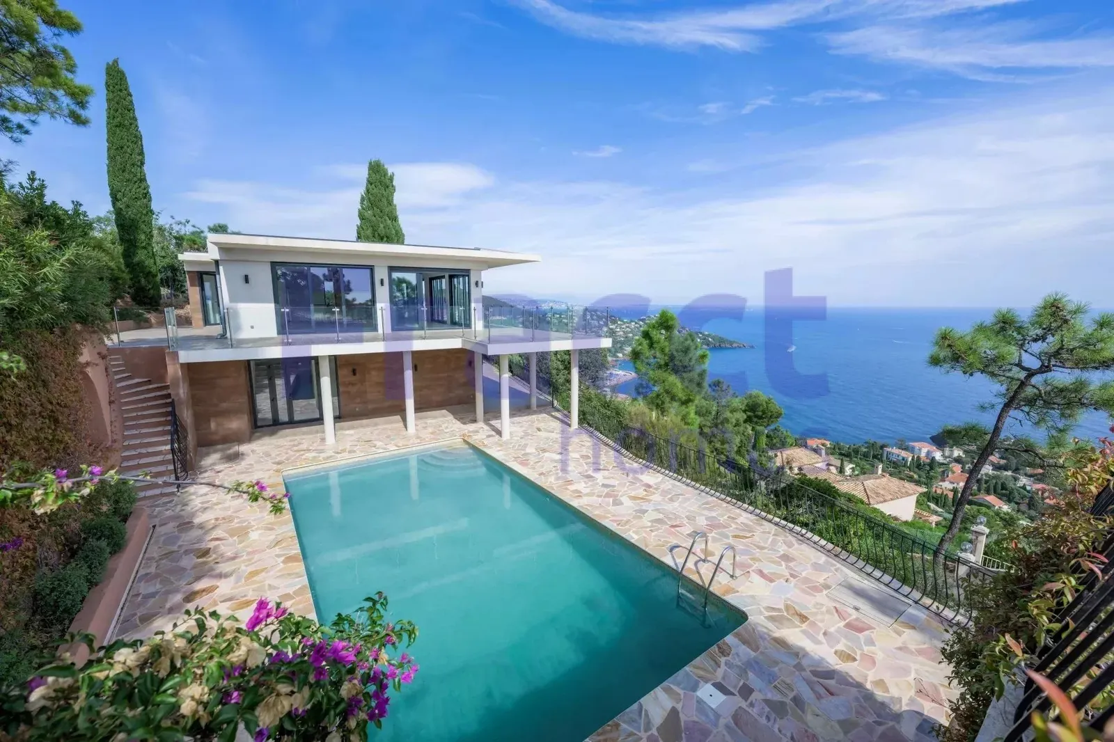 House / Villa in Saint-Raphaël — photo 1
